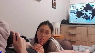 June Liu 刘玥 / SpicyGum - Oriental Teeny Giving Suck Job to SexFriend While Playing Mario Kart (Thai)
