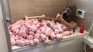 総額100万円以上⁉︎ オナホール４００個で、オナホ風呂を作ってみた! I made a Masturbate Bath with 400 Masturbators.（無修正）
